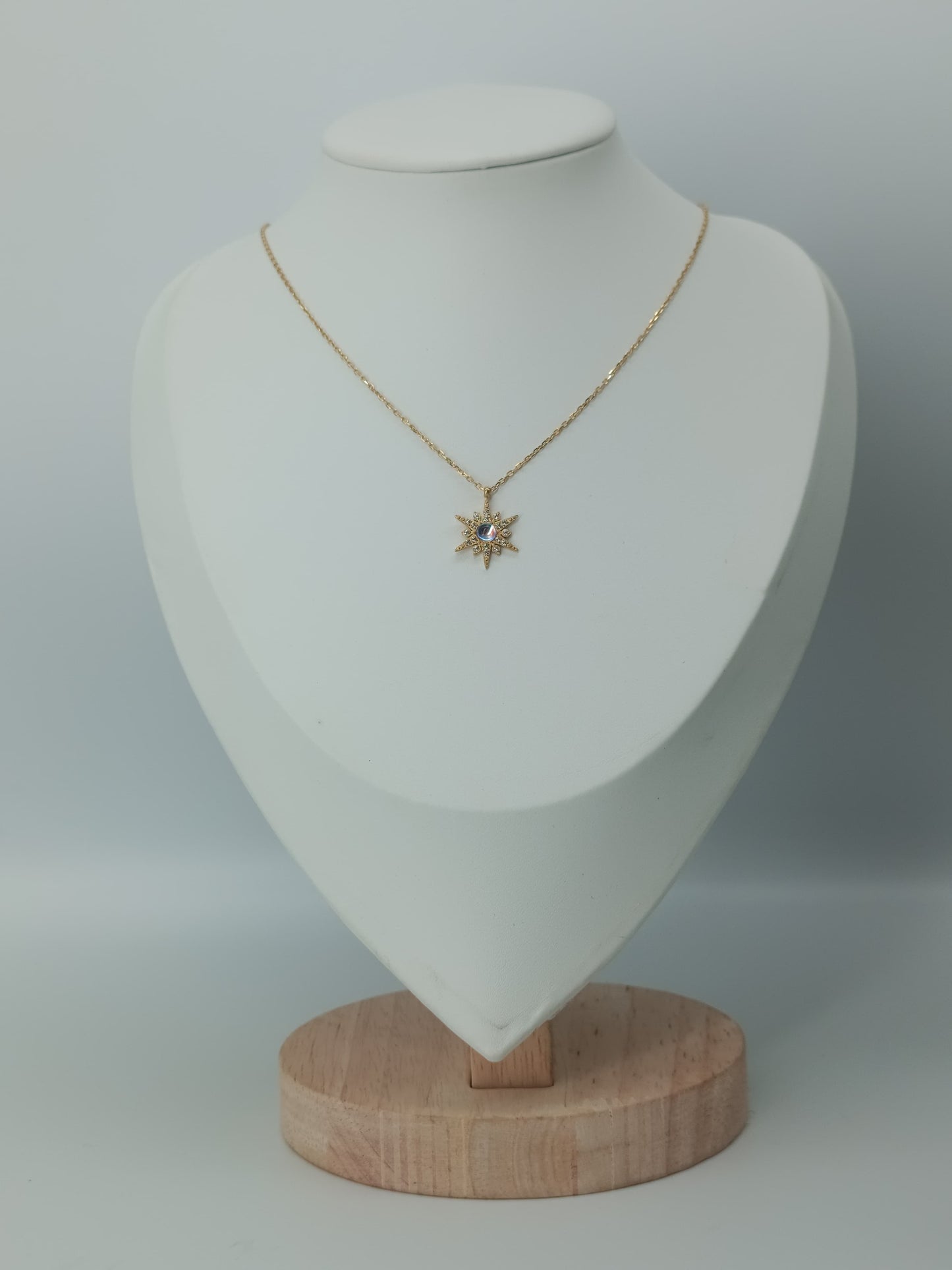 Collier Bonne Étoile en acier inoxydable sur mannequin - bijou hypoallergénique Gémeaux - cadeau femme Maroc