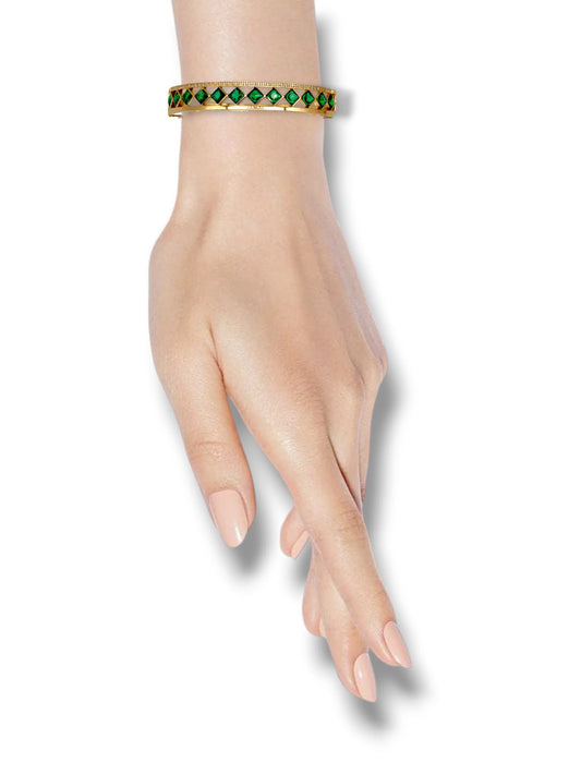 Mannequin portant le bracelet aurore boréale de la marque Gémaux Maroc.