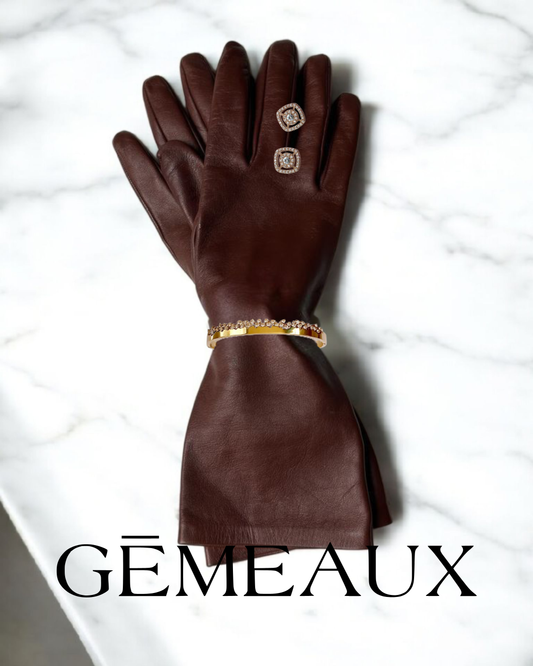 parure voie lactée braceelt et boucles d'oreilles sur des gants en cuir . Gémeaux Maroc