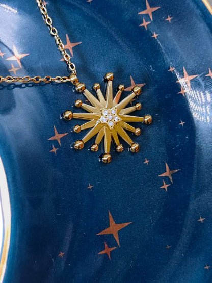 Collier Étoile Montante close up- bijou acier inoxydable hypoallergénique - collection Gémeaux cadeau femme fille 
Maroc